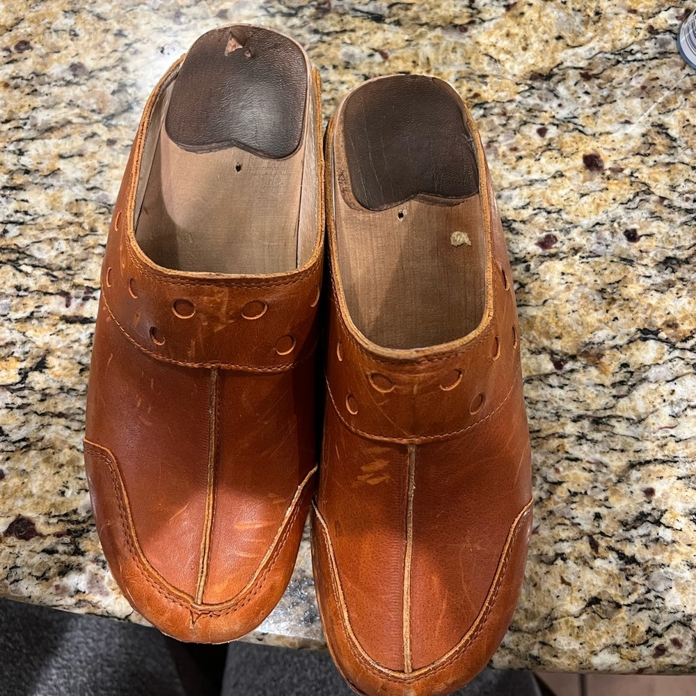 Women’s Swedish leather clogs